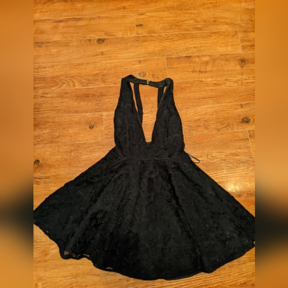 Bebe Francesca Deep V Dress - Picture 3 of 9